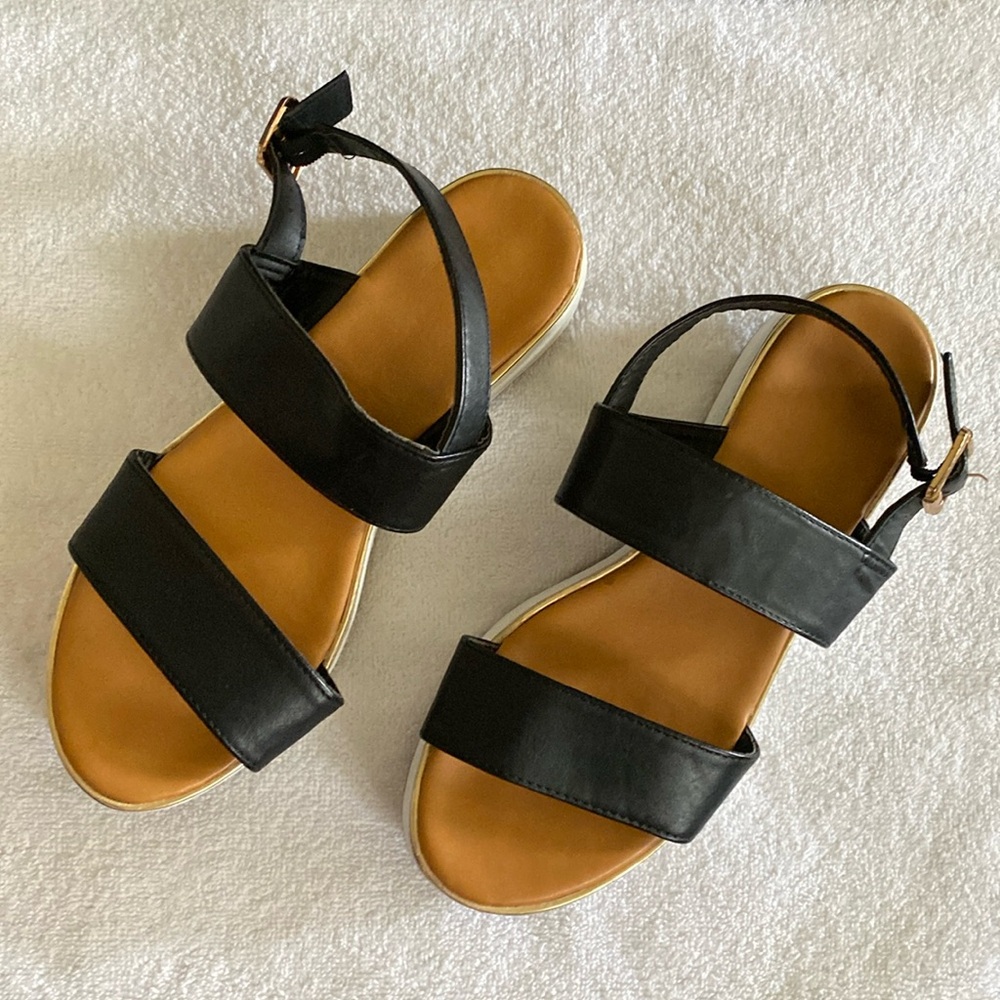 Size 8 Black & White Shoe Wedge Flat